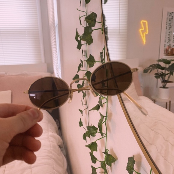 oval sunglasses - Picture 1 of 3